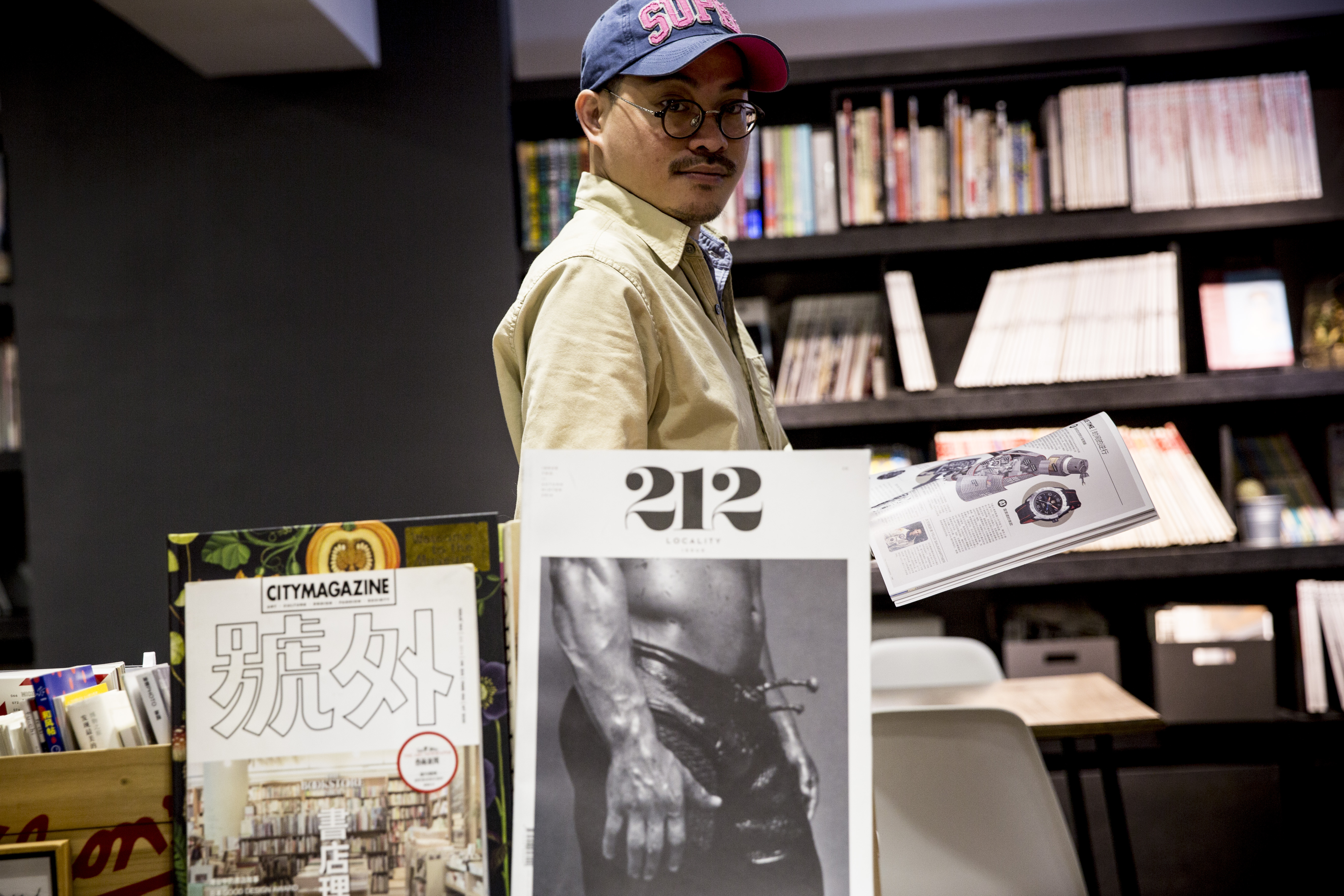 蔡南昇的書店有許多舊物，便當也很復古。