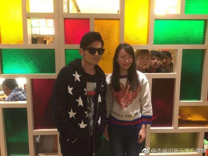 4月30日周杰倫在西安演唱會上飆罵保全，之後發文道歉，又PO出與歌迷合照。