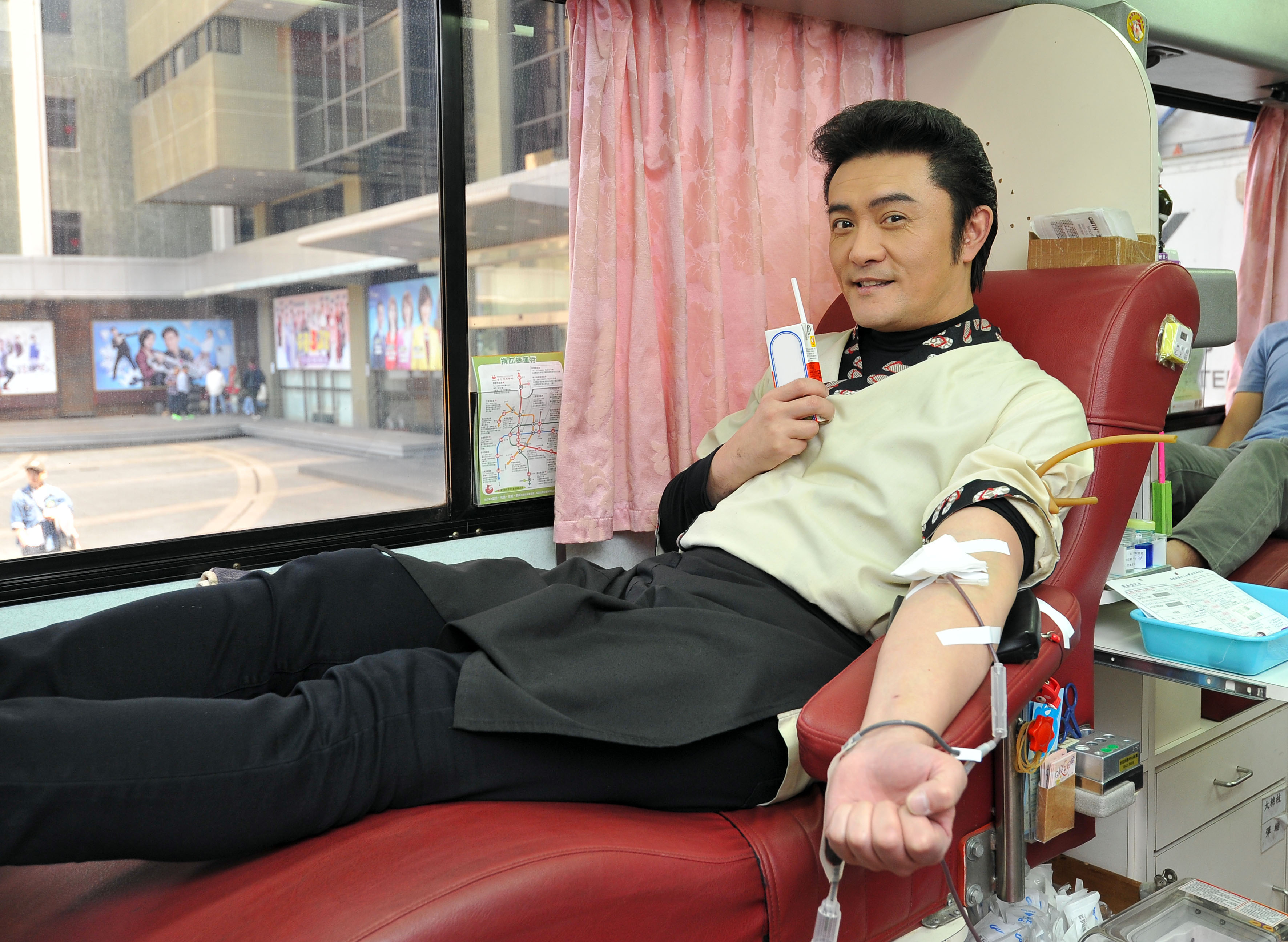 李㼈表示從18歲起便時常捐血，家裡還有早期的捐血卡。