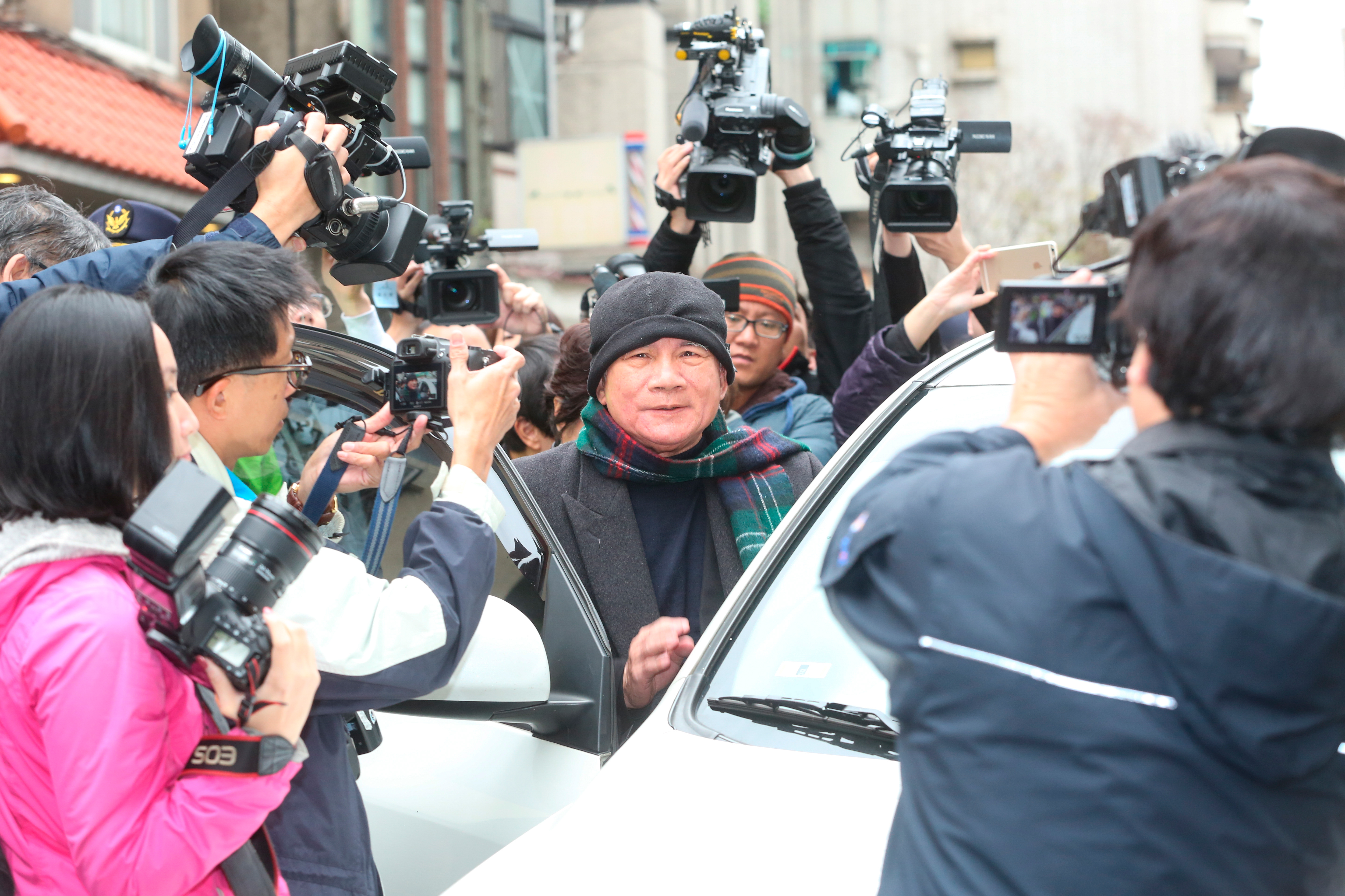 綠營「人格者」林義雄，在民進黨中央黨部門口接力絕食，逼民進黨修正公投法。