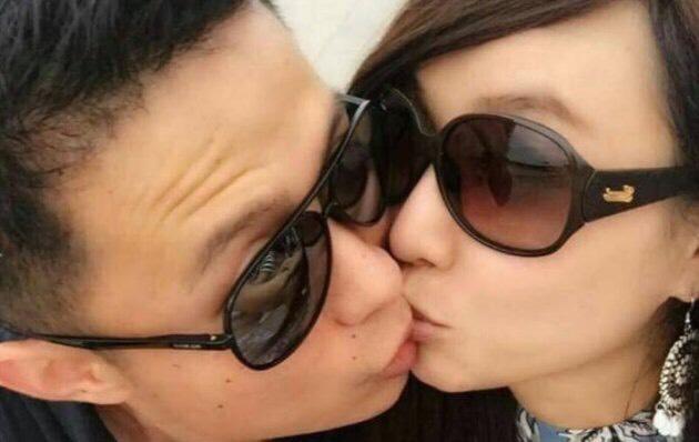邱惠美曾與中國富商愛大神(左)交往,富商還將2人親密照PO上臉書。(翻攝臉書)
