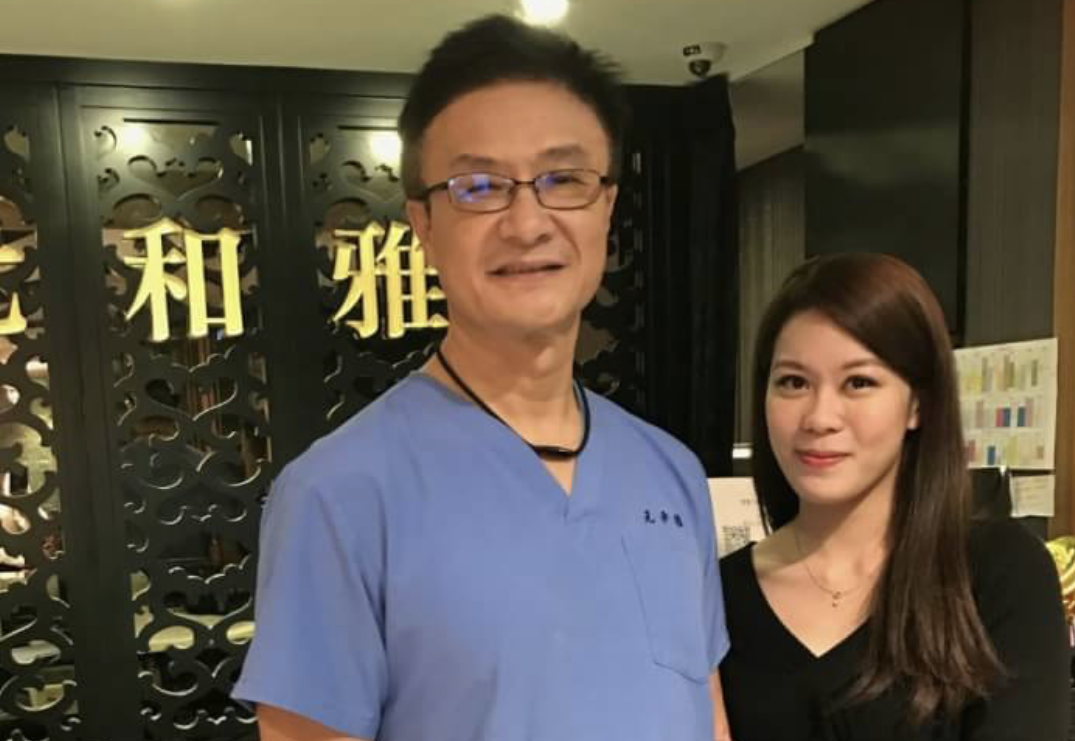 邱薏曾在LINE上PO出與整型醫師鍾金源（左）的合照。（翻攝LINE）