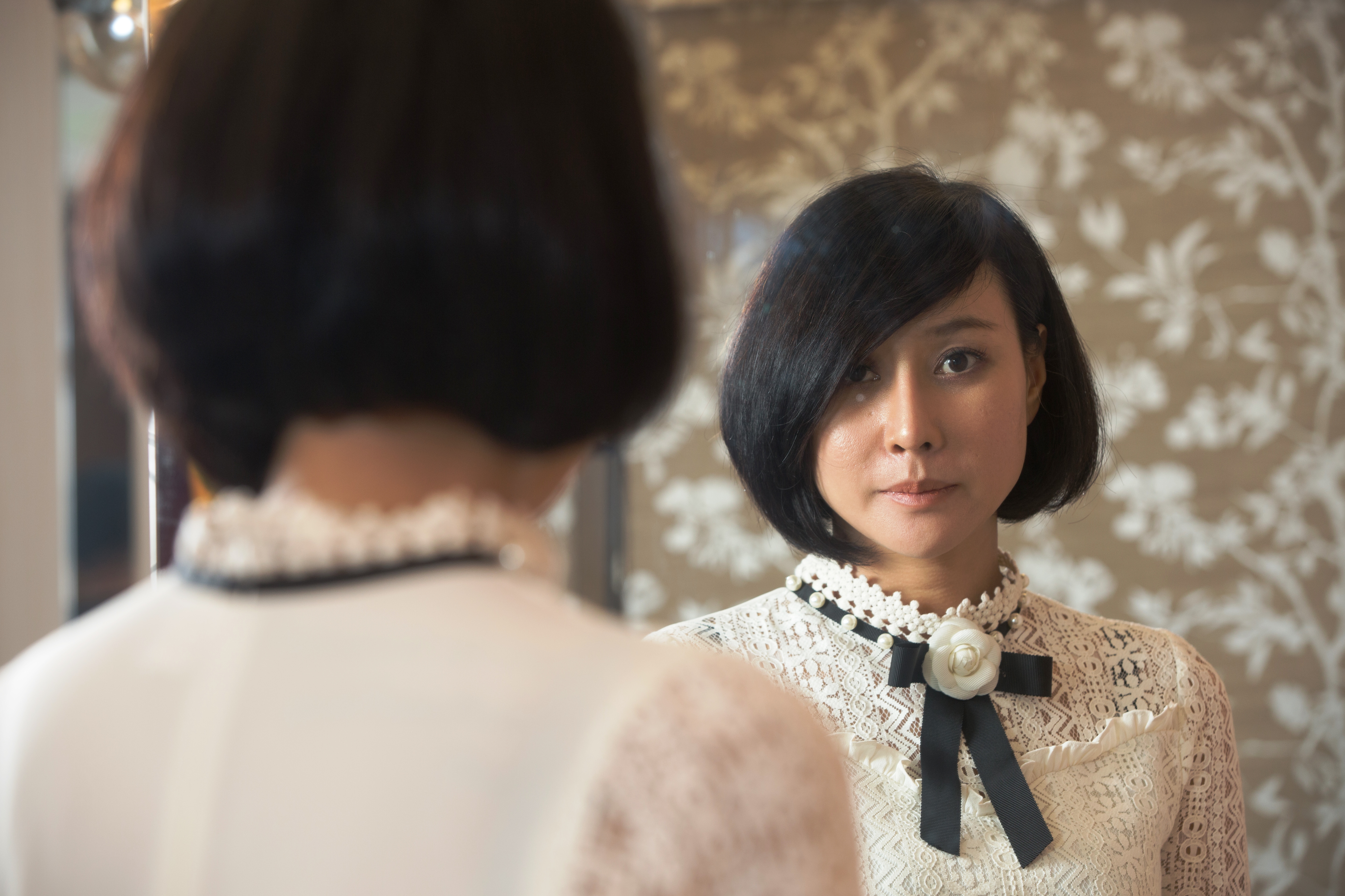 邱惠美因與大陸前男友親密合照曝光,最後辭去童仲彥服務處主任一職。