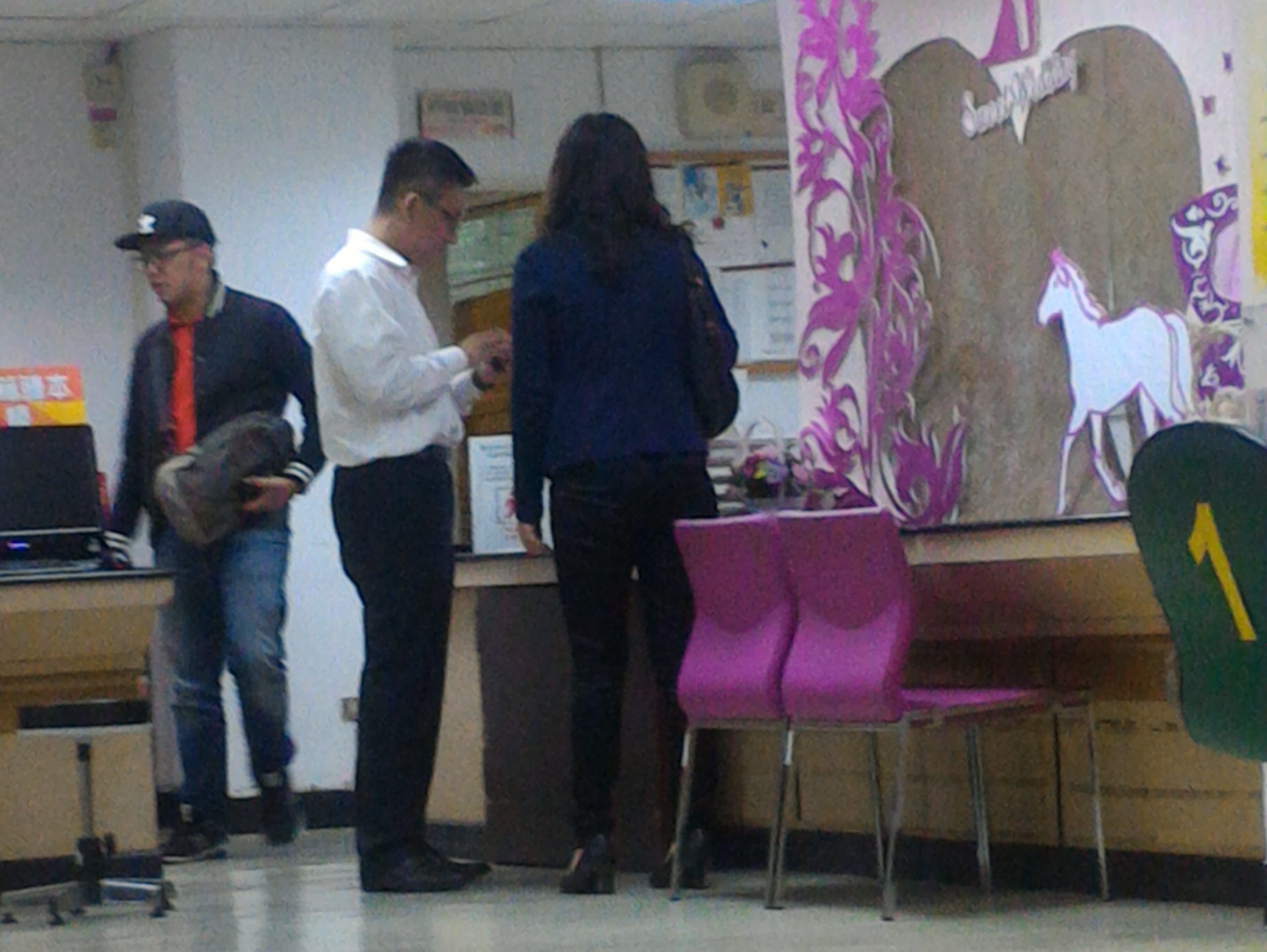 童仲彥（右2）上週五在女律師（右1）陪同下，到戶政事務所與前妻辦理離婚。