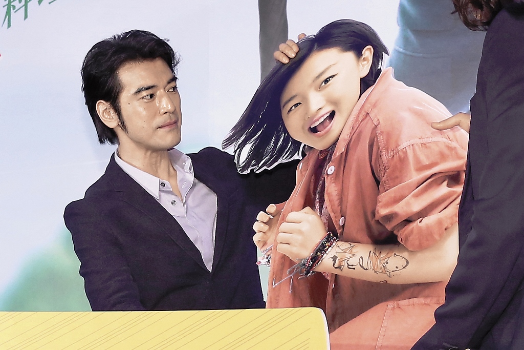 在台北宣傳電影，周冬雨沒有出現，金城武只能與人型看板互動。