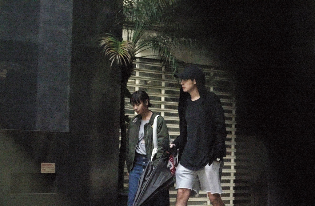 被寶兒當作臨時墊檔男友的Teddy火速搭上最近合作CHOCO TV網劇《老爸上身》的黃姵嘉。