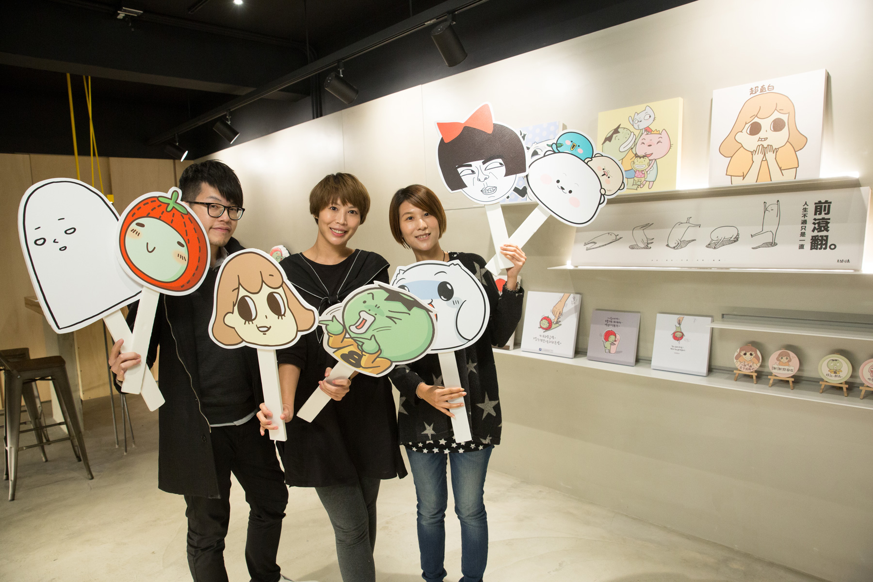 毛毛蟲文創的創始核心團隊。左起為設計總監毛毛蟲、品牌總監張凱童、策劃總監劉繼珩