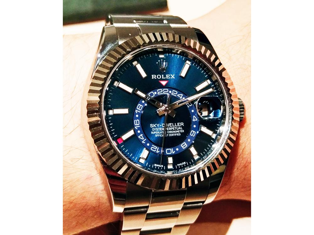 有別於貴金屬款的大羅馬或阿拉伯數字，不鏽鋼與半金版本Sky-Dweller均 採棒狀時標。