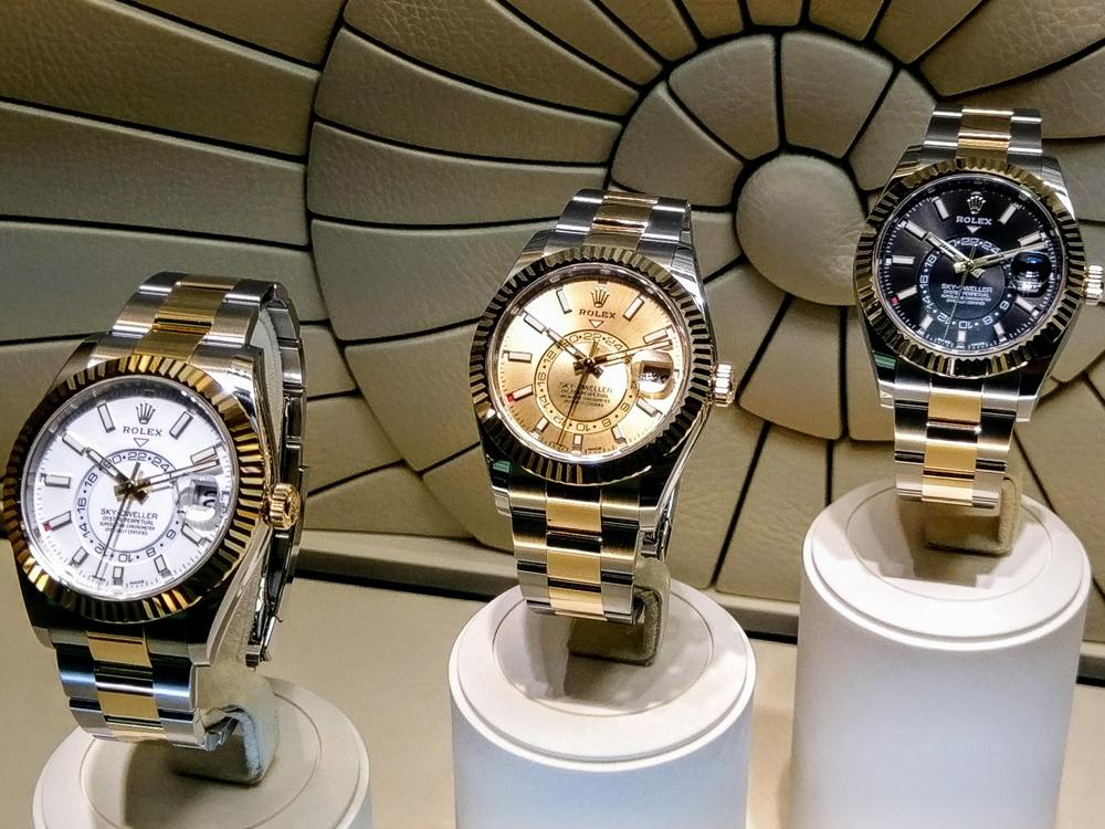 Sky-Dweller 半金款式同樣備有三色面盤，國外建議售價為CHF16,300（以台灣上市正式售價為準）。