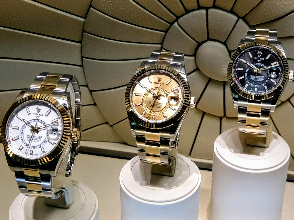 Sky-Dweller 半金款式同樣備有三色面盤，國外建議售價為CHF16,300（以台灣上市正式售價為準）。