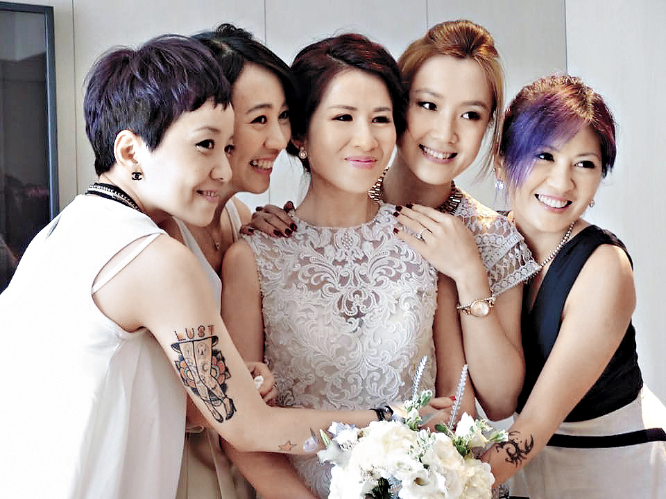 林筱薇（右）跟姐妹們合影，手上的螃蟹刺青很明顯。（翻攝自Laura Lee臉書）