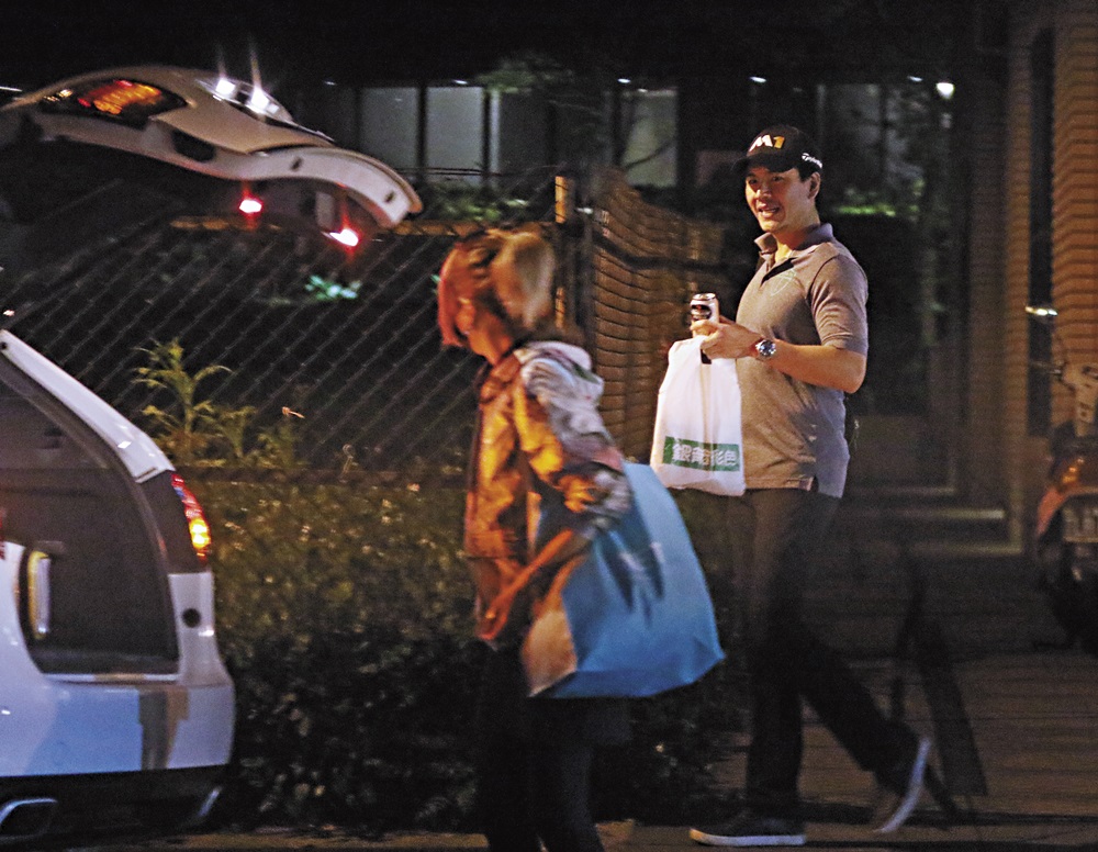 準備上車的王傳一，有一名女司機貼心服侍，據本刊調查，她就是孫鵬的緋聞小三林筱薇，先前因為手上刺青，外號「蠍子女」，但其實是隻螃蟹。