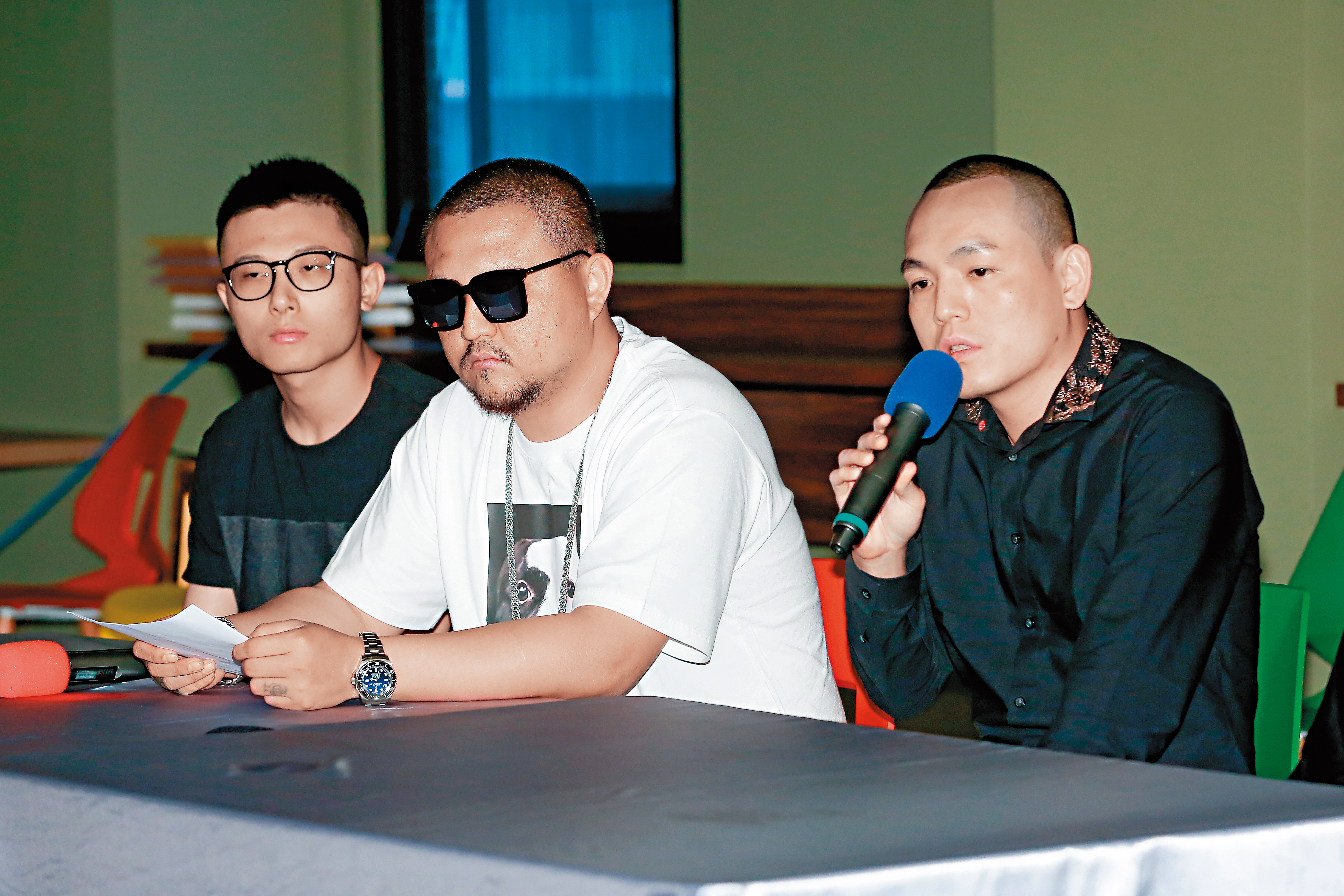 4月傳出春風（右）父親因債務與人互毆送醫、春風還到醫院嗆聲，他在老闆及同事陪同下開記者會澄清，並強調絕無恐嚇對方。