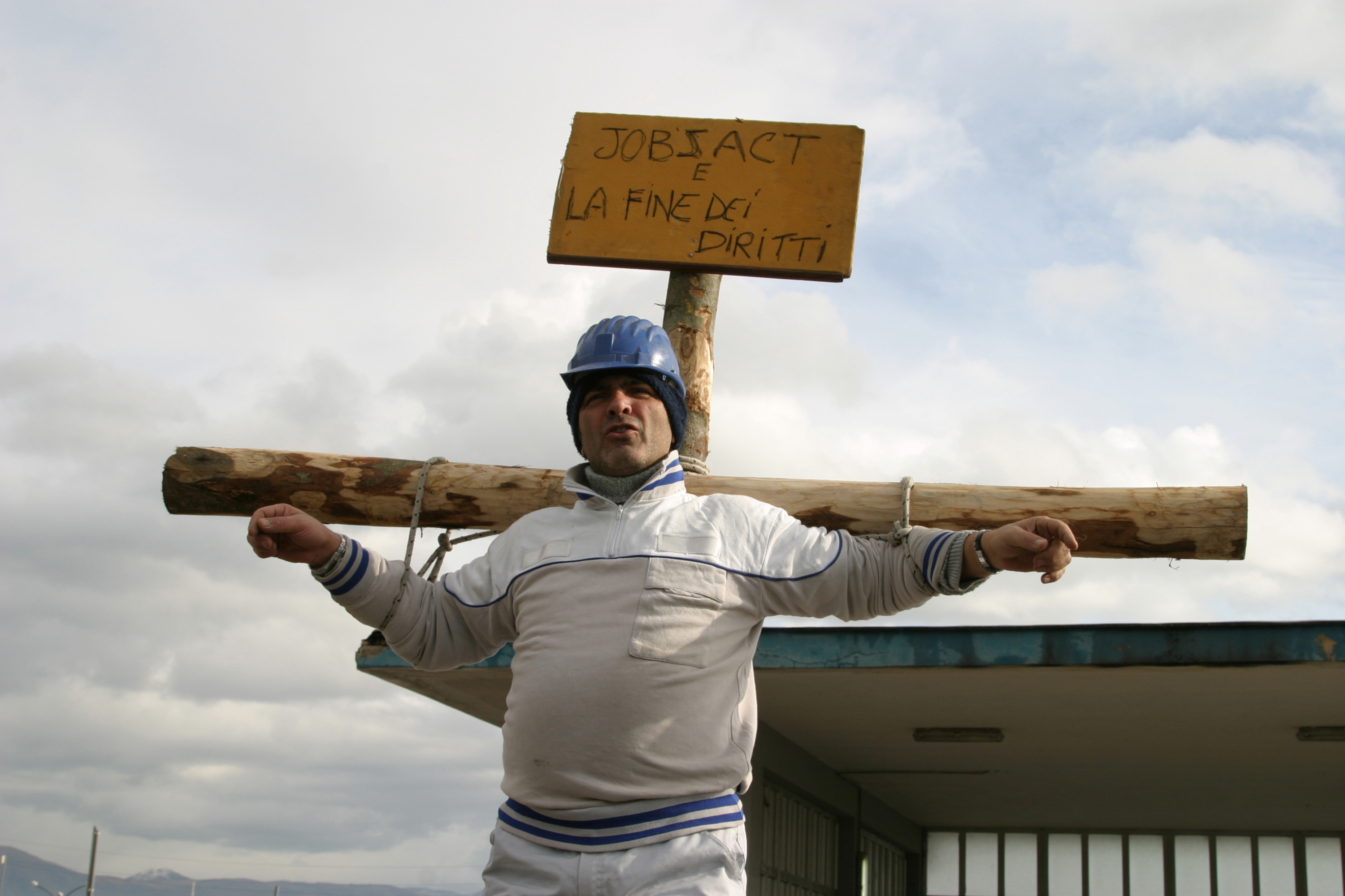 義大利那不勒斯飛雅特車廠的一名失業員工把自己綁在十字架上進行無聲的抗議。（東方IC）