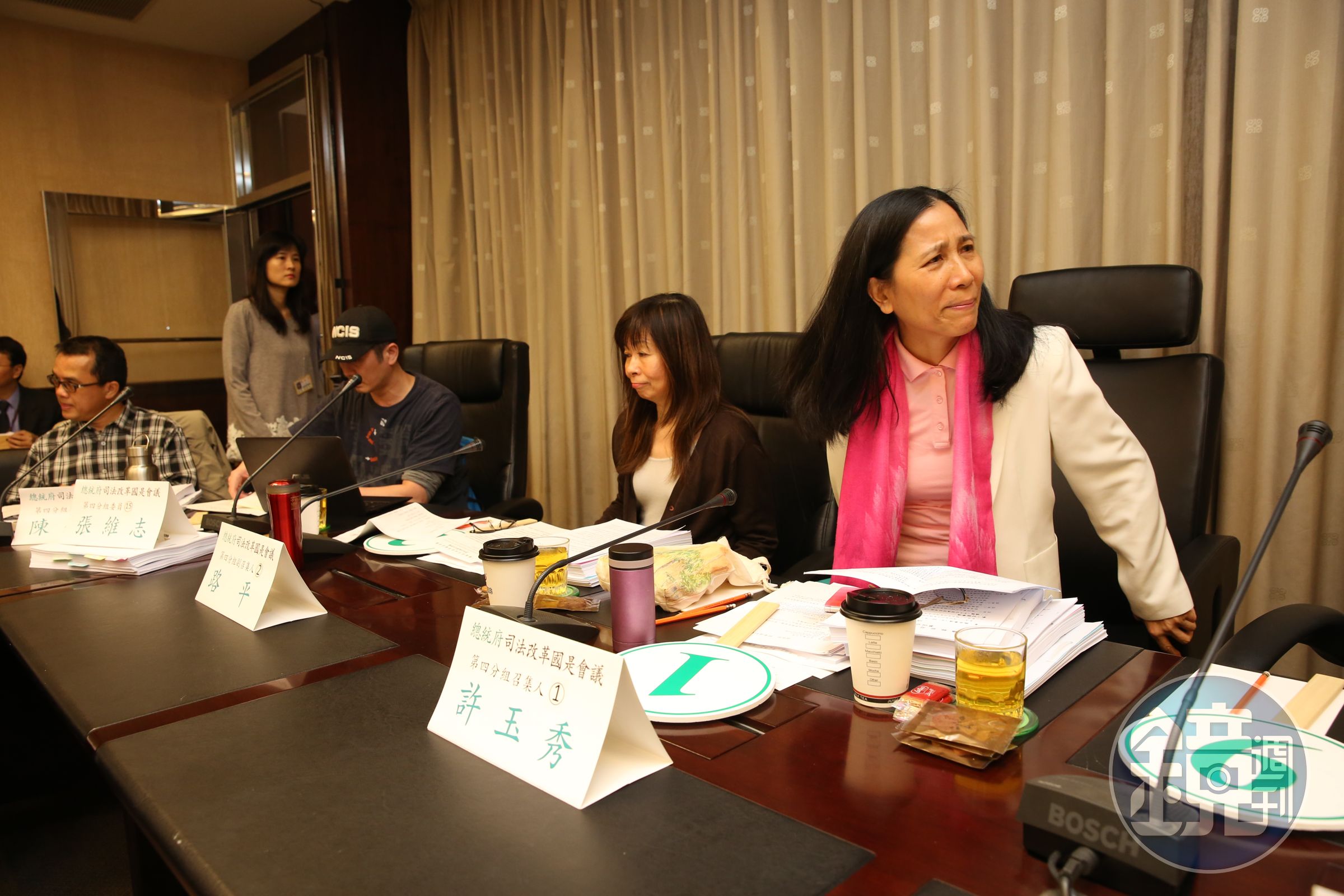 前大法官許玉秀擔任司改第四組召集人，討論透明的司法，卻捲入關說案，隔外諷刺。
