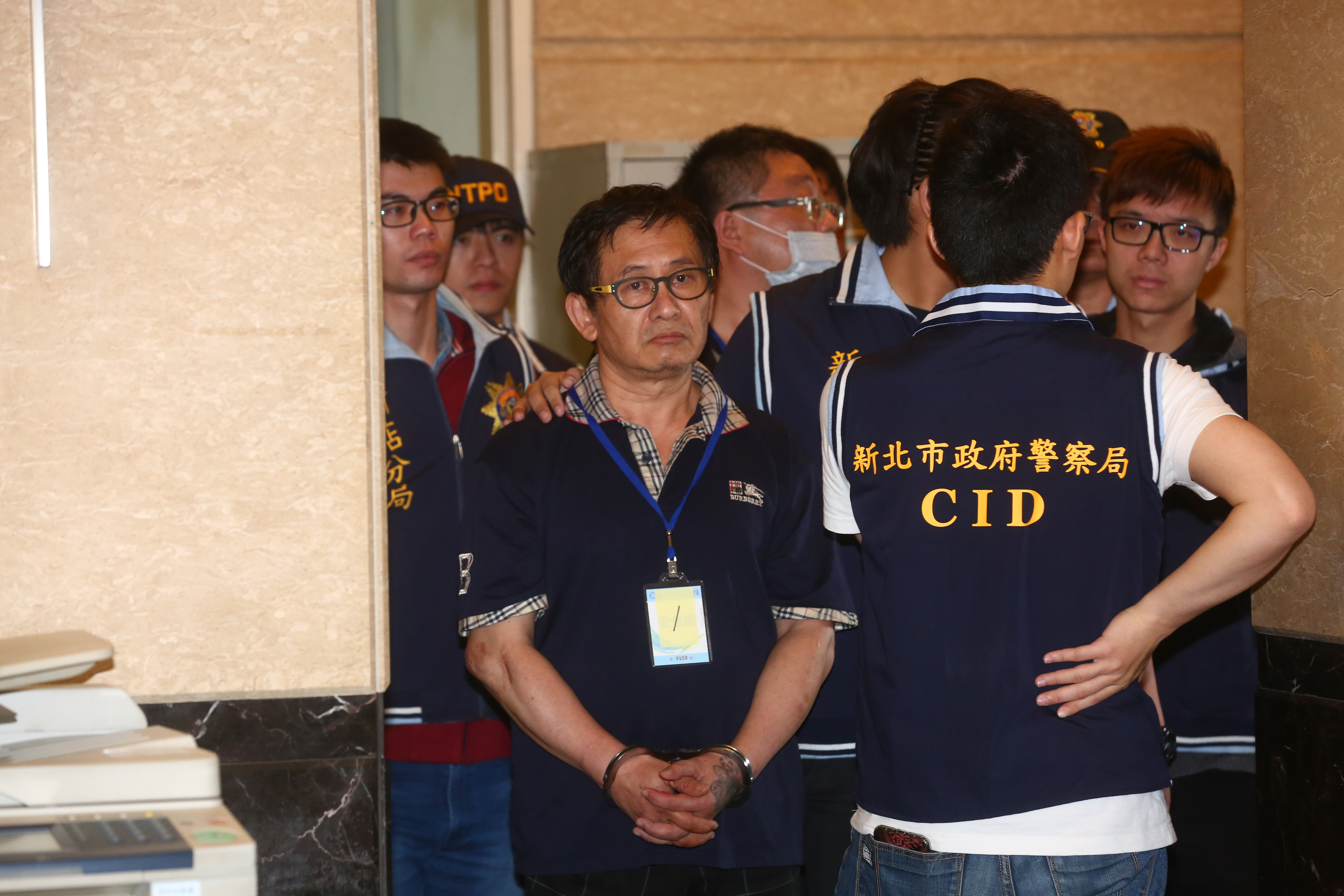 日前與警方在中和駁火的劉邦誠在警方面前「乖巧聽話」，面對媒體拍攝卻大罵：「靠腰啊！」