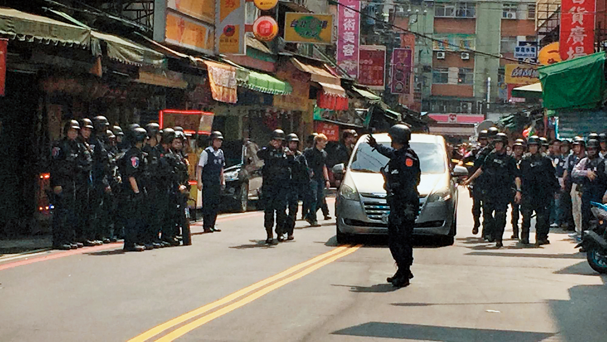 中和槍戰引發社會關注，警方出動百名警力控制現場，所幸在沒有人傷亡的情況下平安落幕。