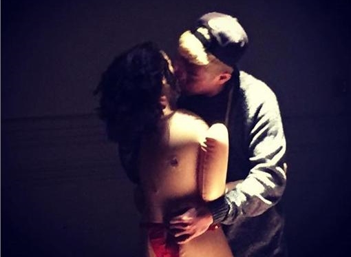 玖壹壹唯一一位有穩定感情的是健志，卻在IG上抱著充氣娃娃示愛。（翻攝IG）