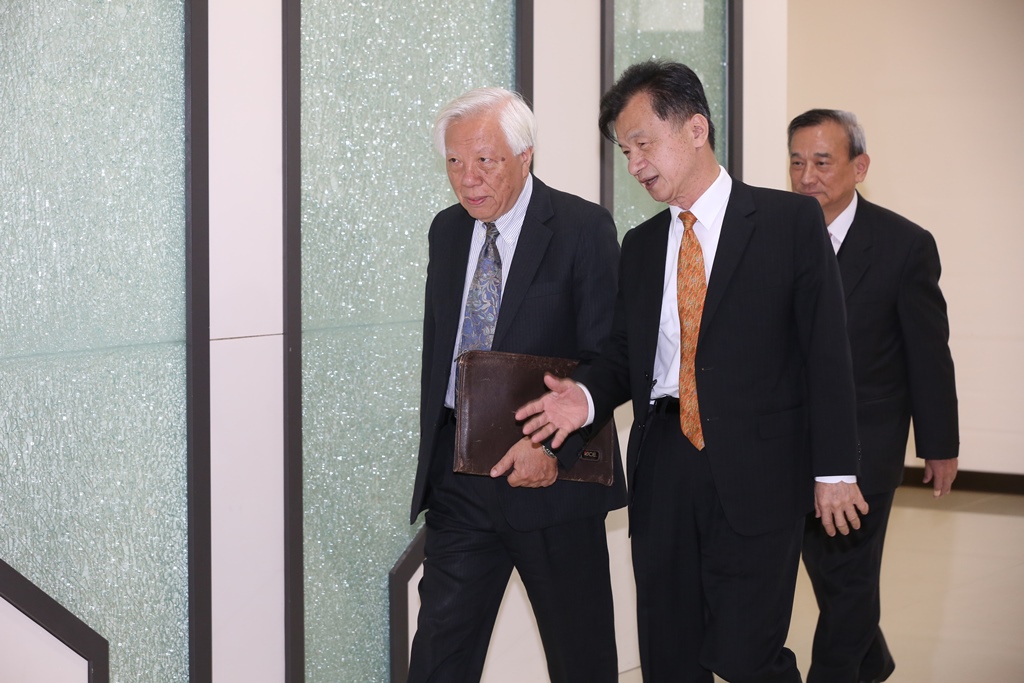 司改國是會籌委瞿海源（左1）4月26日拍桌制止楊雲驊委員談論許玉秀被指到最高檢招降的過程。法務部長邱太三（左2）在4月17日與總統密會中，質疑特地媒體操控司改，嗆許玉秀到最高檢招降。