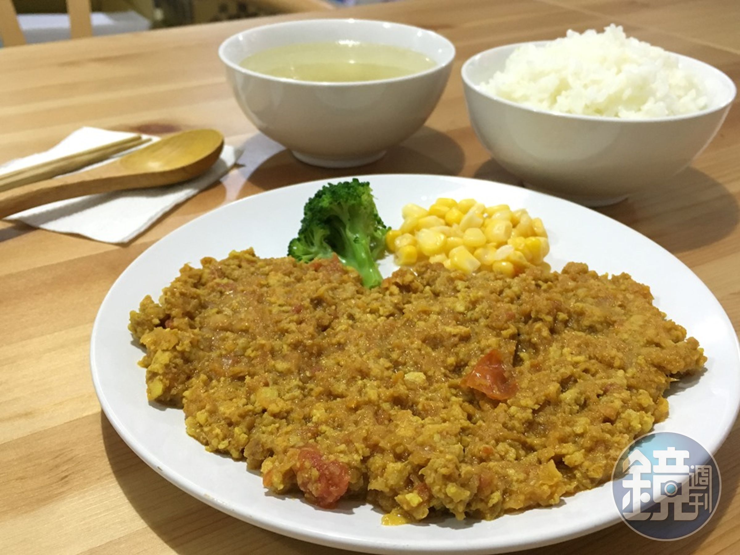 「番茄和豬肉乾咖哩飯定食」的乾咖哩是一款日本家常菜，在台灣鮮少有店家在賣。（150元／份）