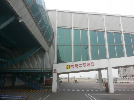 通緝犯趙祥廷抵達高雄小港機場後，打開空橋逃生窗跳下機坪，翻越機場圍籬逃之夭夭。