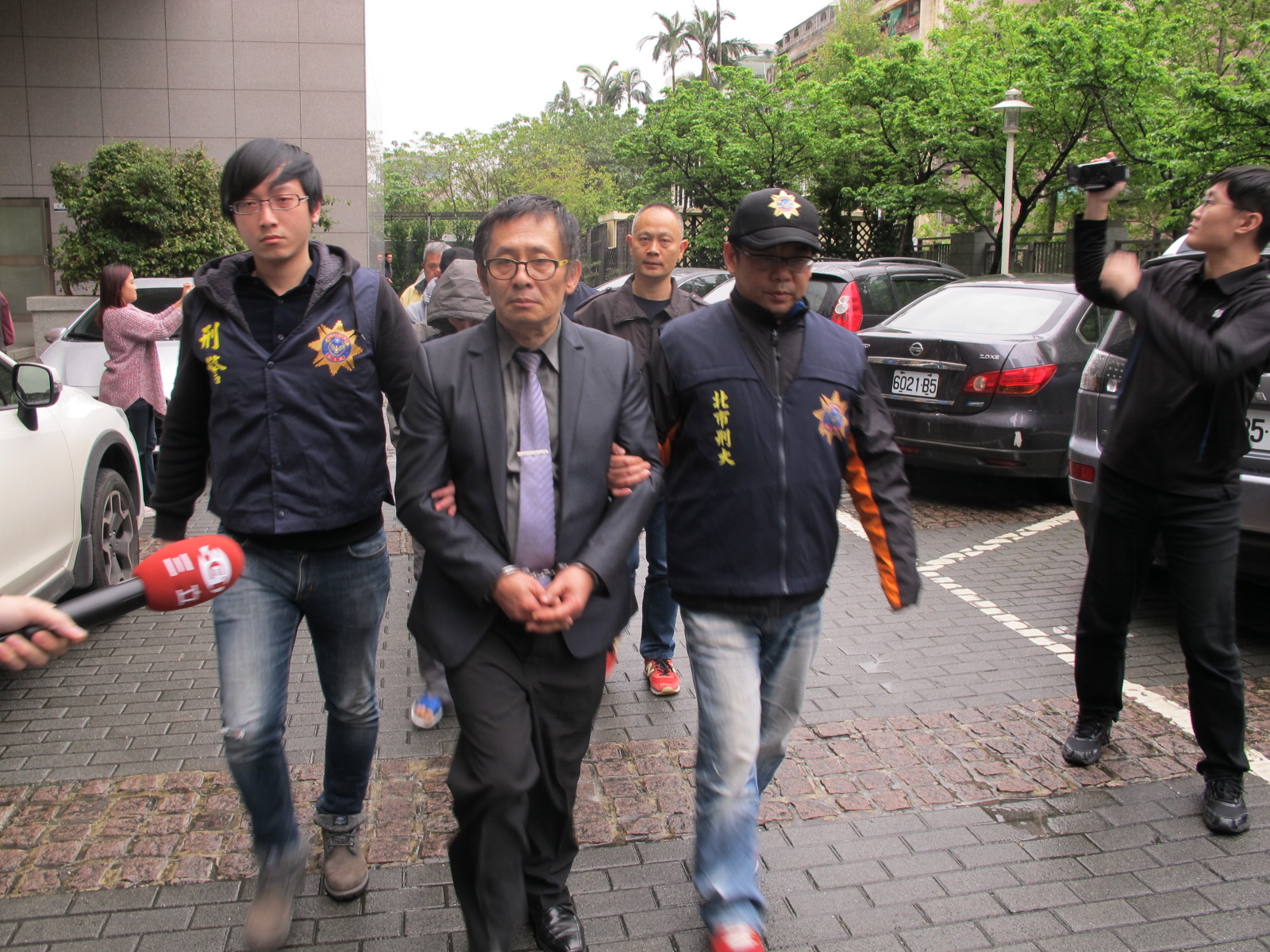  劉邦誠去年因勒索知名餅家被刑事局逮捕，更因他前科累累，槍戰時還有數名被害人到現場確認其身分。（翻攝畫面）