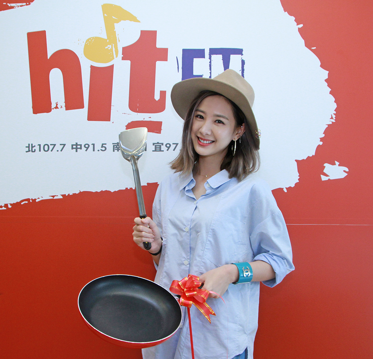 電台送上鍋鏟一組 ，期望安心亞如願做出美味佳餚，更希望hito流行音樂獎藝人陣容能夠位典禮炒出一盤好菜！