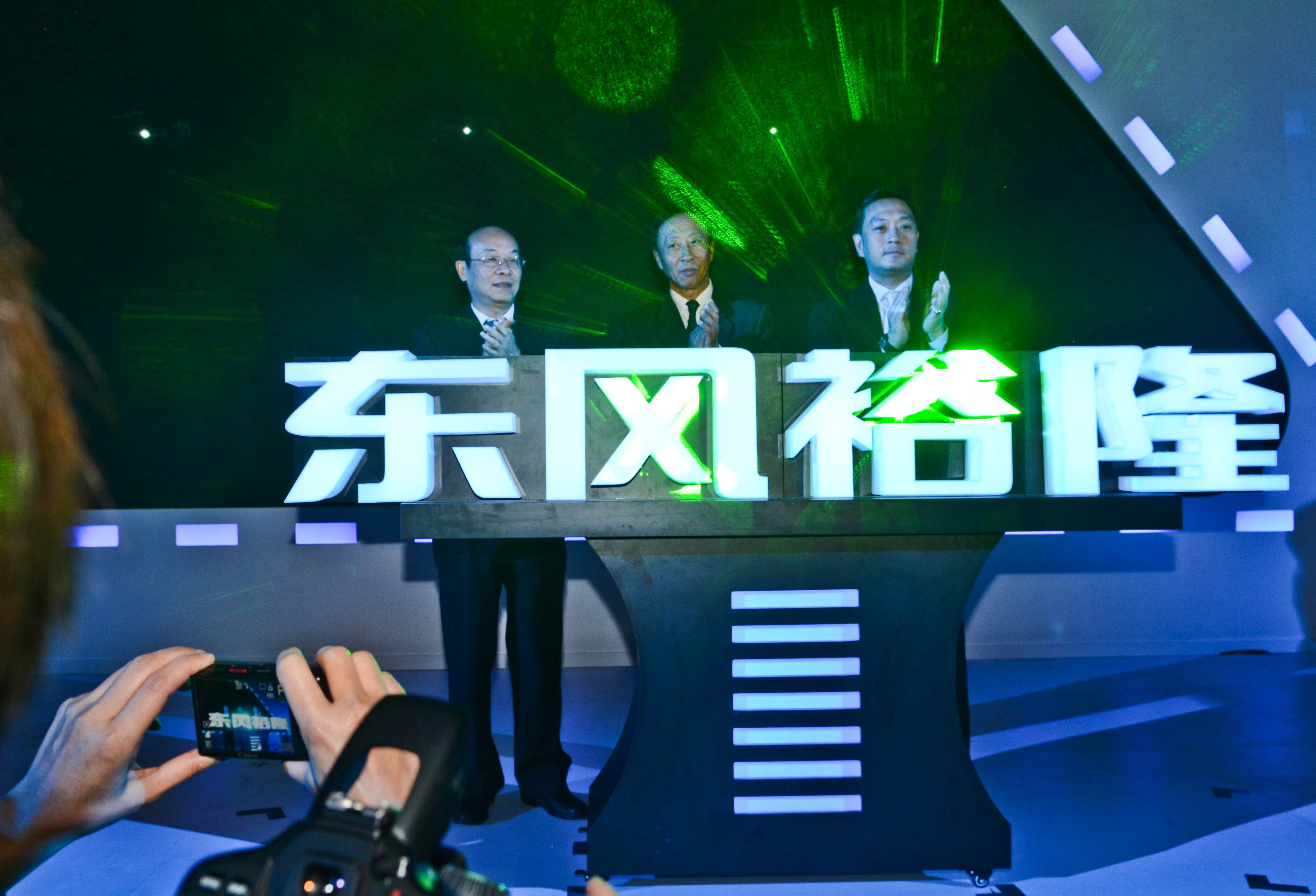 2010年嚴凱泰與中國東風集團合資成立裕隆東風,在中國生產銷售納智捷汽車。(東方IC)