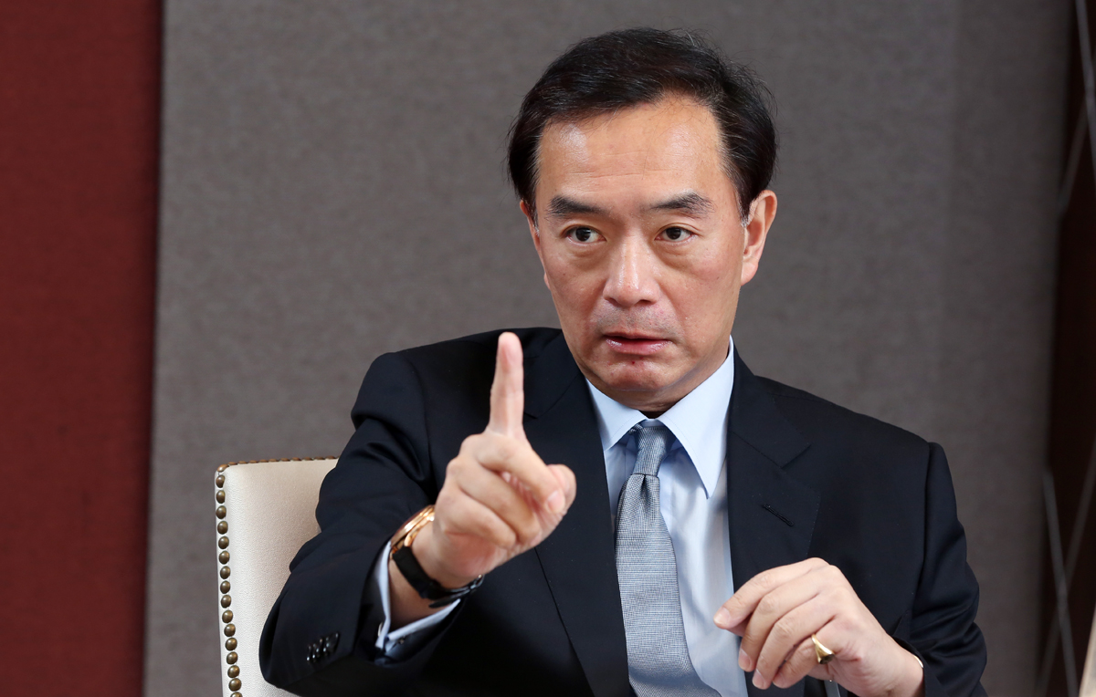 嚴凱泰去年切除腫瘤，經過1年調養已病癒，接受本刊專訪暢談抗癌心路歷程以及振興納智捷品牌的企圖心。