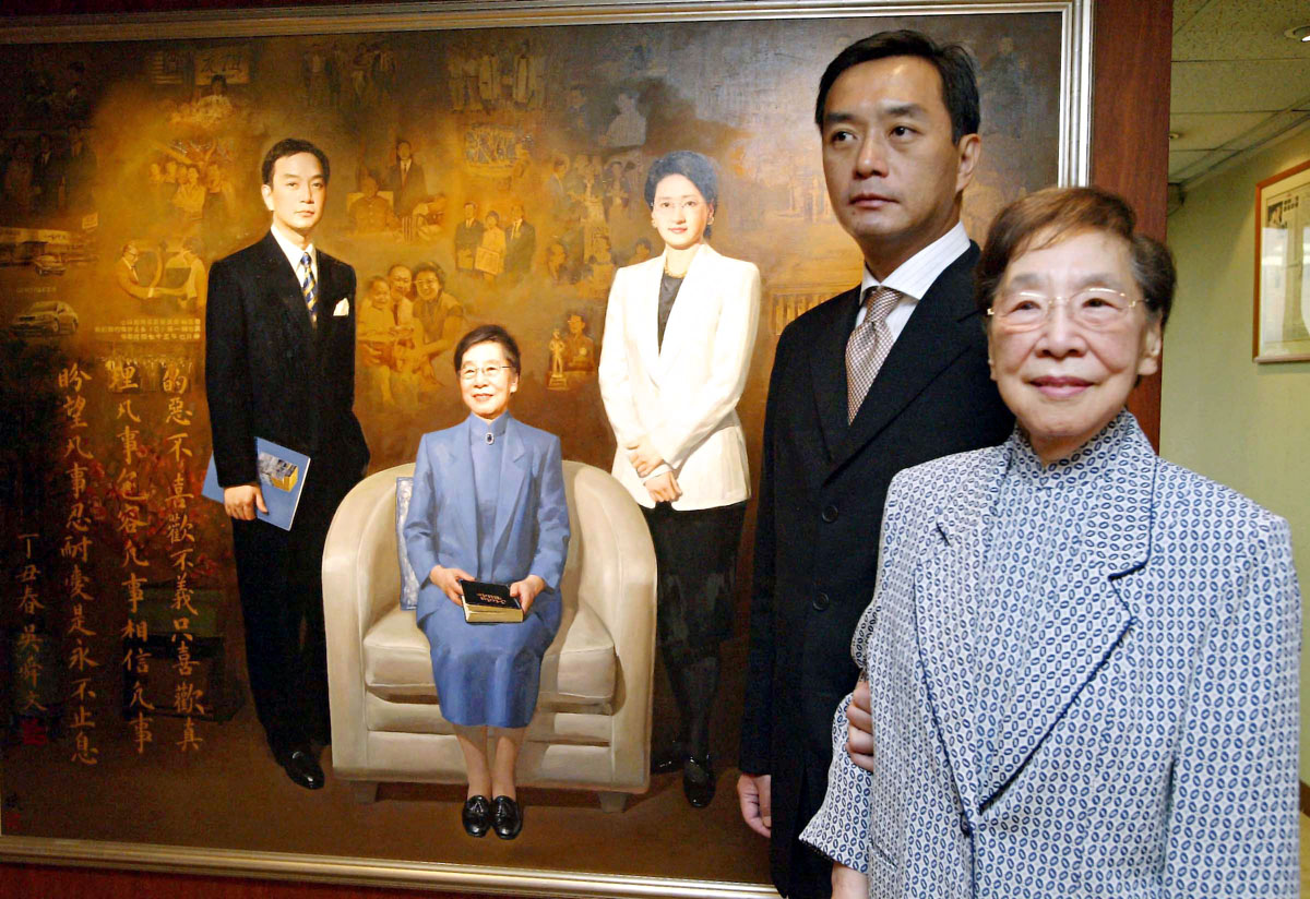 吳舜文（右1）對嚴凱泰（右2）影響非常大，當時他說還好母親已過世，否則腫瘤開刀還不知如何對她開口，沒想到今日卻驚傳他辭世的消息。（東方IC）