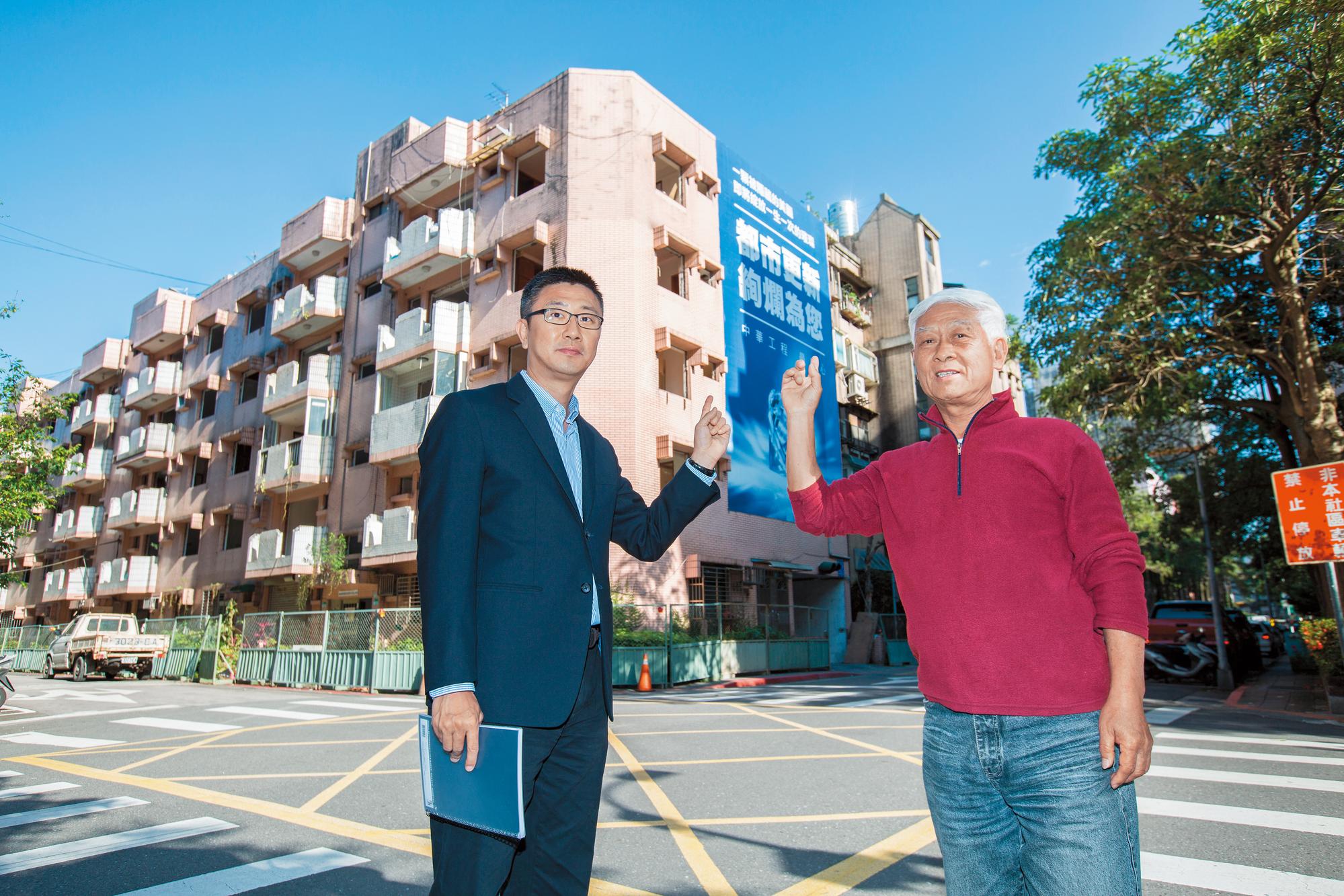 74歲的祁老先生和都更建商代表林俊堯,站在正在拆除的大樓前。對於終於可以擺脫長期生活在海砂屋的恐懼,祁老先生滿臉笑意。