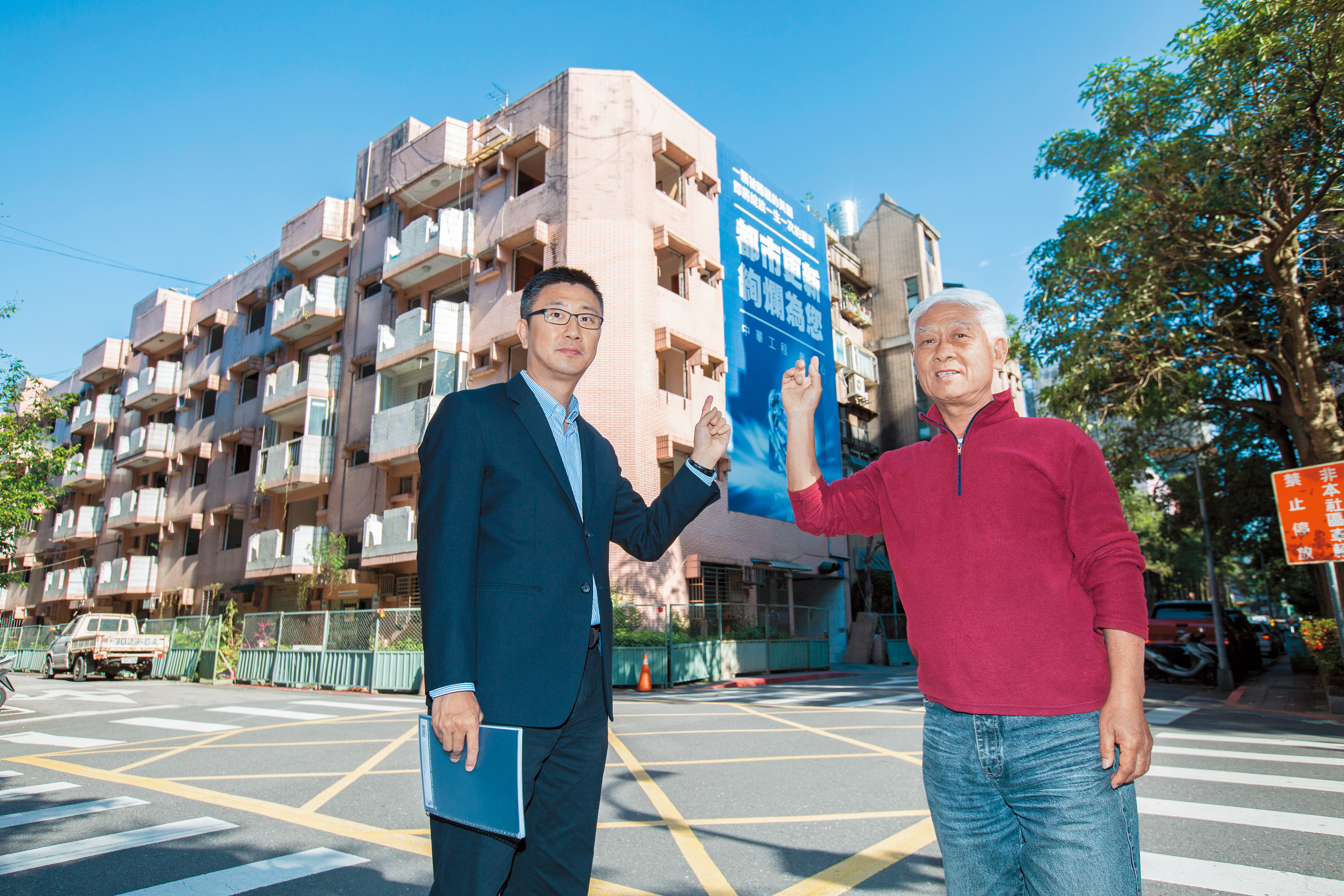 74歲的祁老先生和都更建商代表林俊堯，站在正在拆除的大樓前。對於終於可以擺脫長期生活在海砂屋的恐懼，祁老先生滿臉笑意。