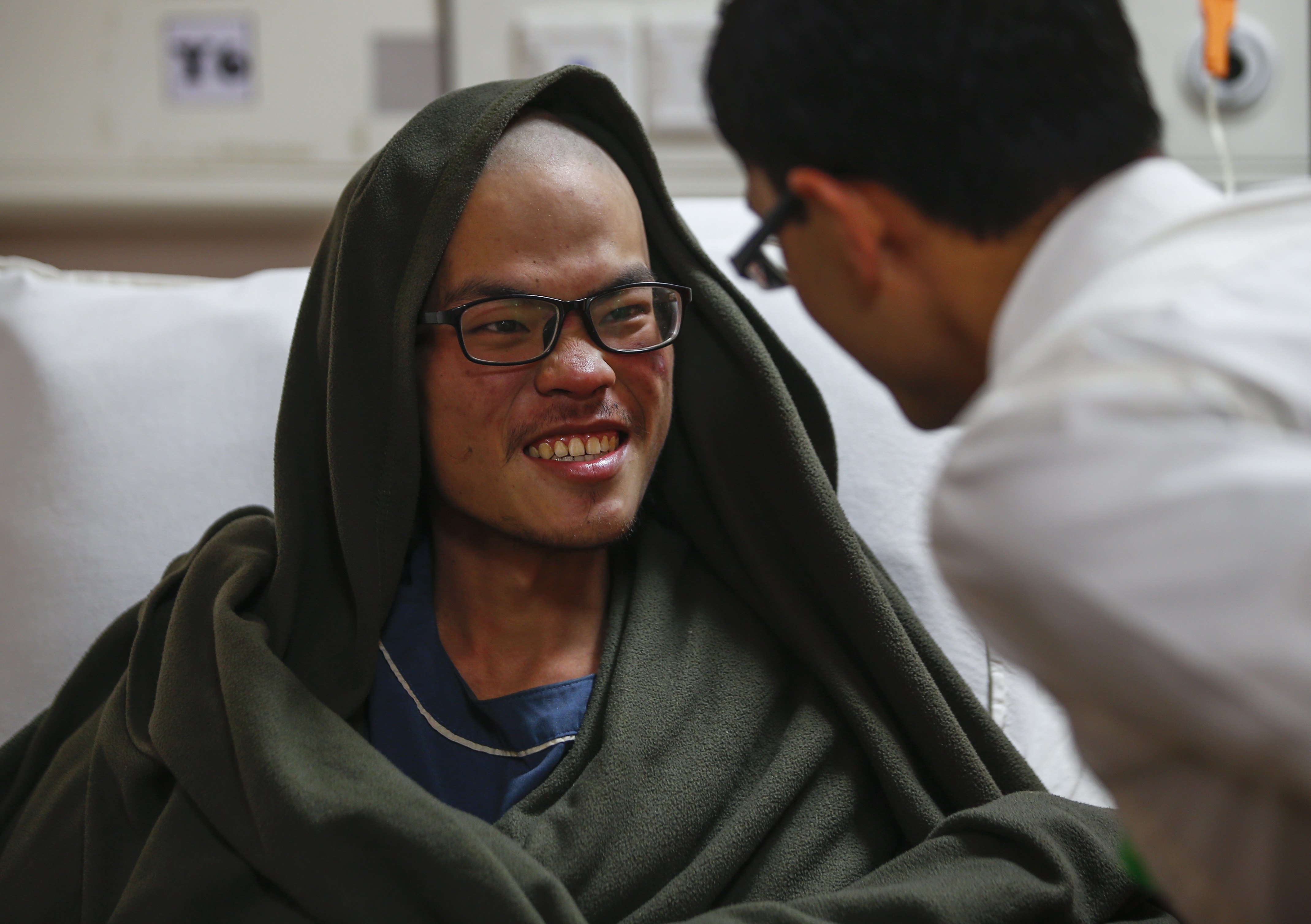 2017年4月26日,尼泊爾加德滿都,在喜馬拉雅山去失聯多日的台灣情侶被尋獲,男子梁聖岳生命跡象穩定,女子劉宸君不幸罹難。(東方IC)