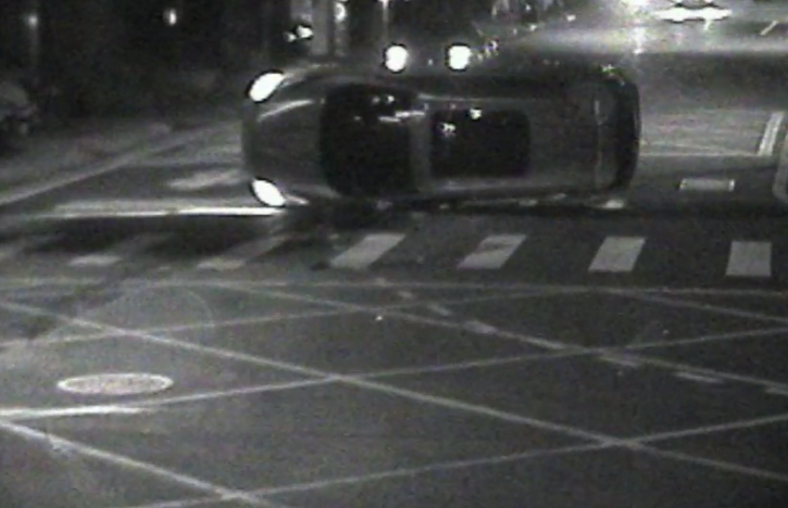 紅色休旅車遭撞後，在路上翻了幾圈後橫躺在街上。