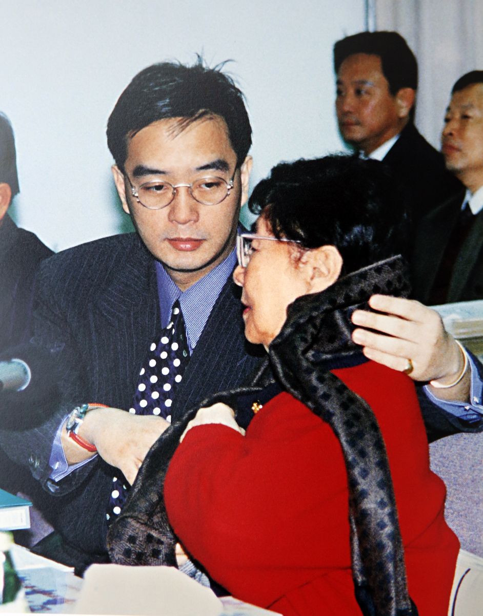 嚴凱泰背負著父親嚴慶齡以及母親吳舜文留給他建立民族品牌的遺願。圖為嚴凱泰與母親吳舜文。(翻攝吳舜文紀念專輯)