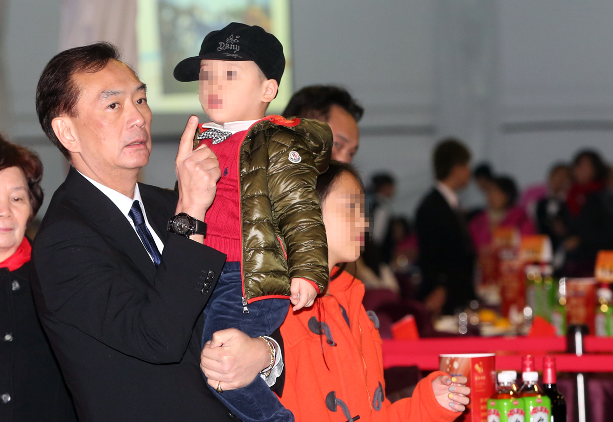 談起兩個孩子，嚴凱泰眼中盡是父愛。