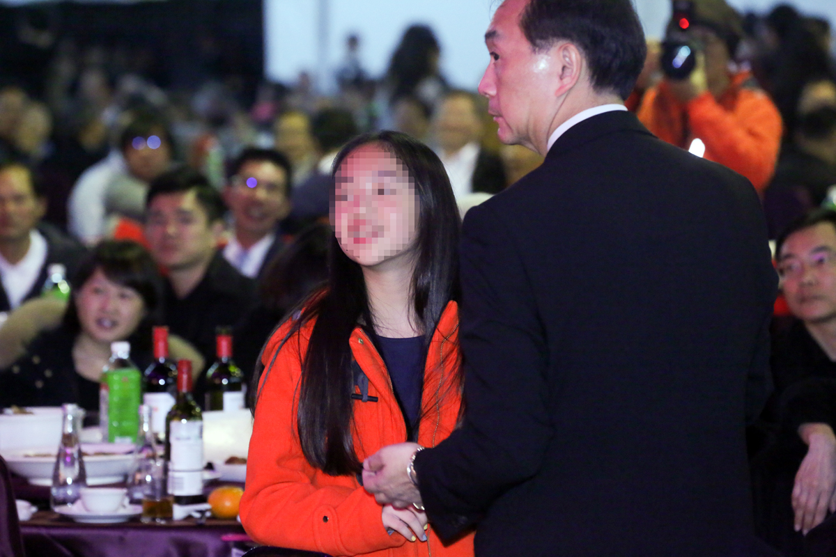 談到女兒（圖中），好爸爸嚴凱泰總有一堆講不完的故事。