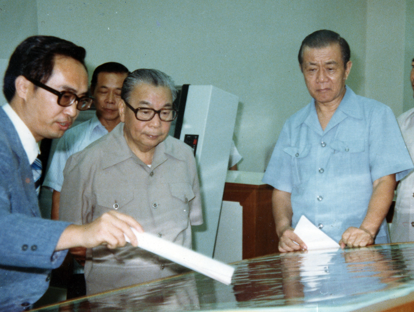 前行政院長孫運璿（右一）則是台灣工業發展的重要推手。（取自工研院院史館）