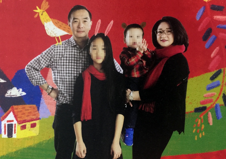 嚴凱泰（左一）認為念台灣的學校就OK，是為了不給女兒（左二）大太壓力。