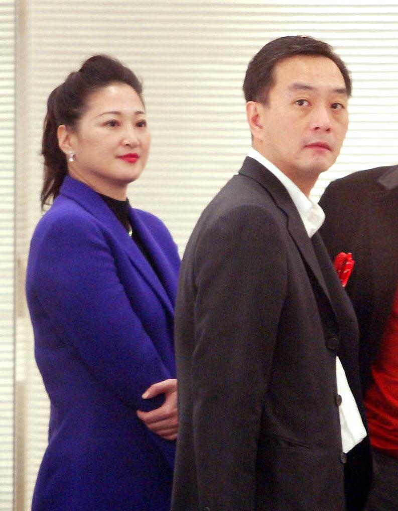 嚴凱泰（右）受訪，記者問他和陳莉蓮（左）在家中是否為慈父嚴母的角色。
