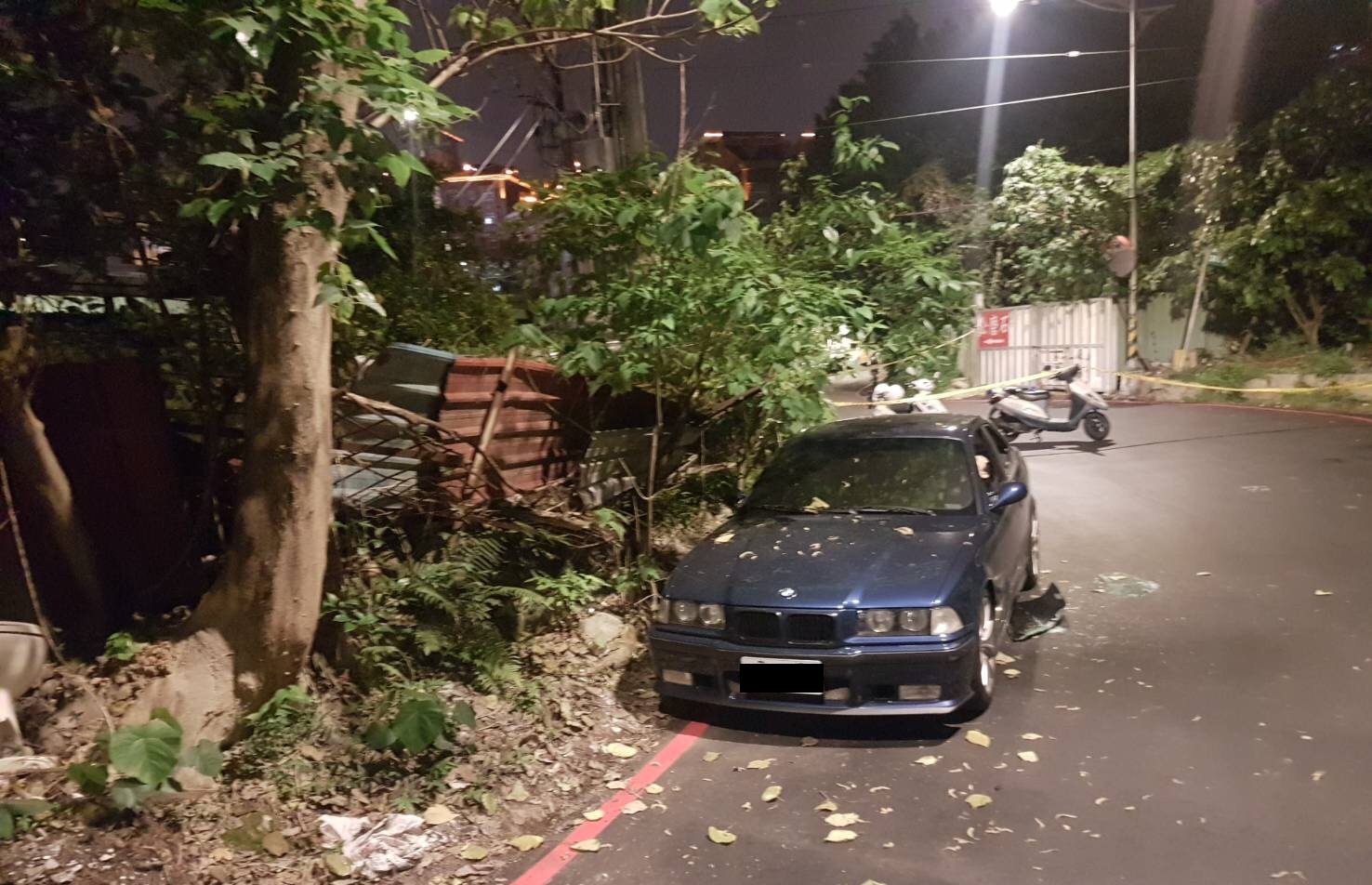 男女詭異陳屍車內，被當地里長發現通報警消。