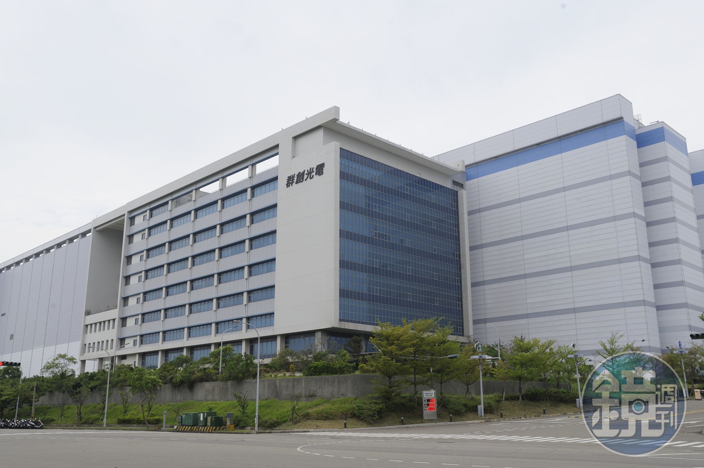 群創兩名處長級的主管涉嫌收取回扣三千萬元，已遭檢調依背信罪起訴。