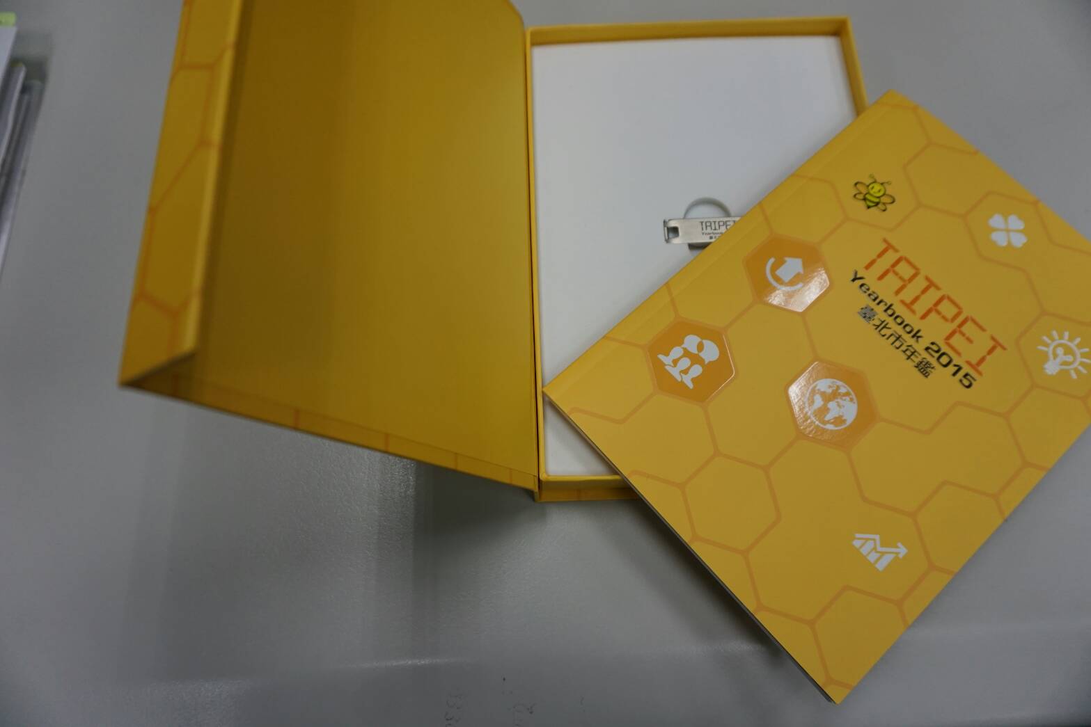 徐筱蘋指出，該公司去年投標台北市立圖書館的「『臺北市年鑑2016』文字編輯、美術編輯、版面設計、手冊印製及電子書隨身碟套組製作」採購案，投標規範是要求以「北門風華」為主題設計，日創社並不符合投標規範卻仍獲得這約100萬元的標案。