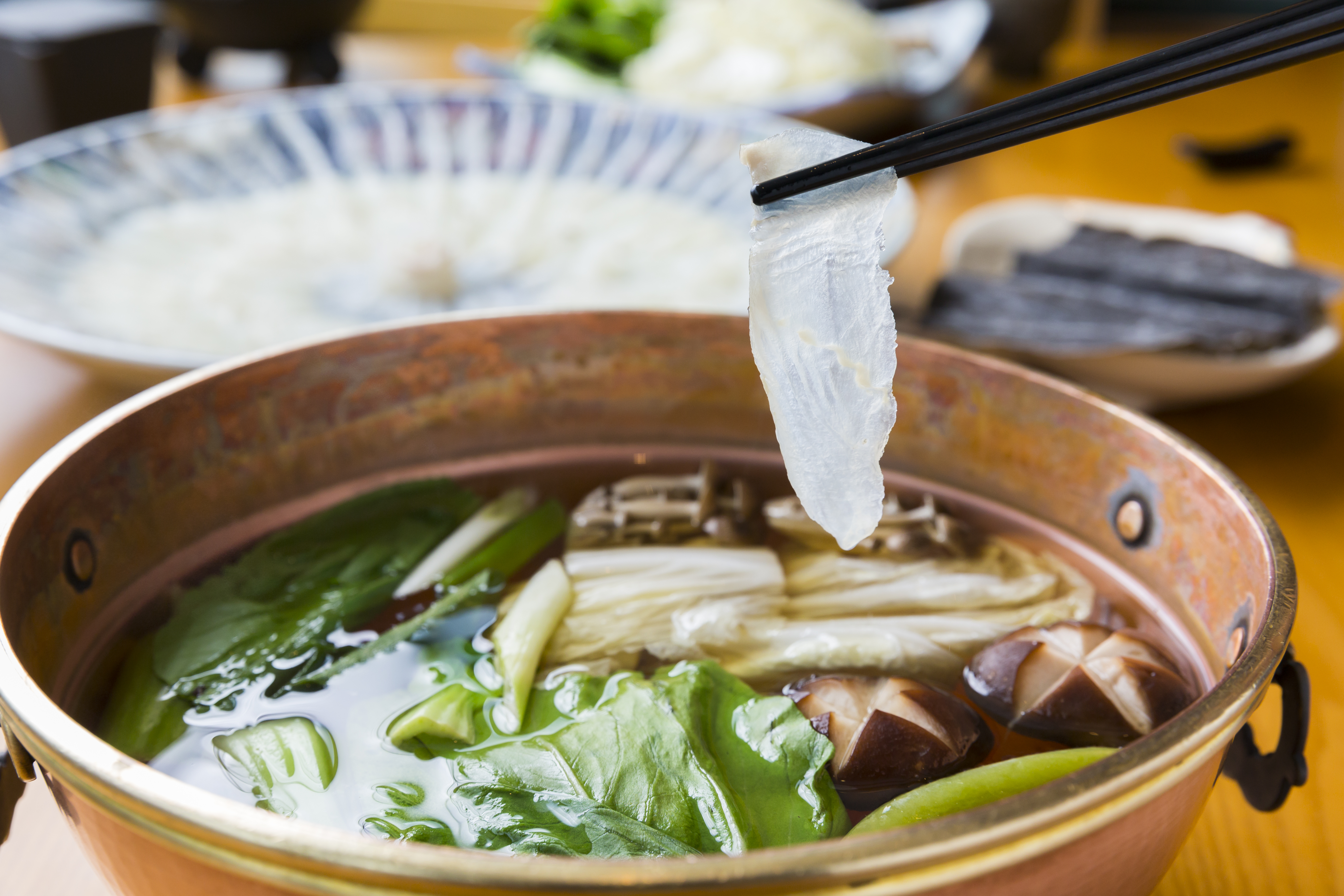  「比目魚火鍋」滿載主廚高木一雄的兒時記憶，每當媽媽端出比目魚火鍋，高木就會胃口大開。（4,000元／鍋，需提前預訂，每日限量3份）