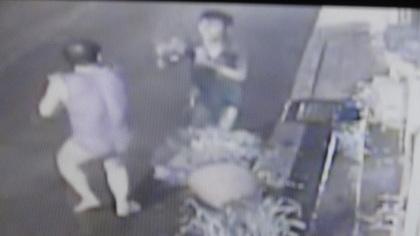 監視器畫面：兒子被刺渾身是血，仍掙扎著往巷口逃去。