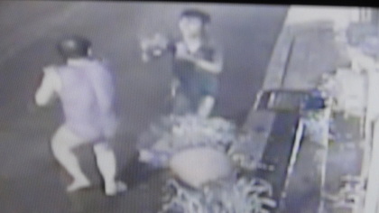 監視器畫面：兒子被刺渾身是血，仍掙扎著往巷口逃去。