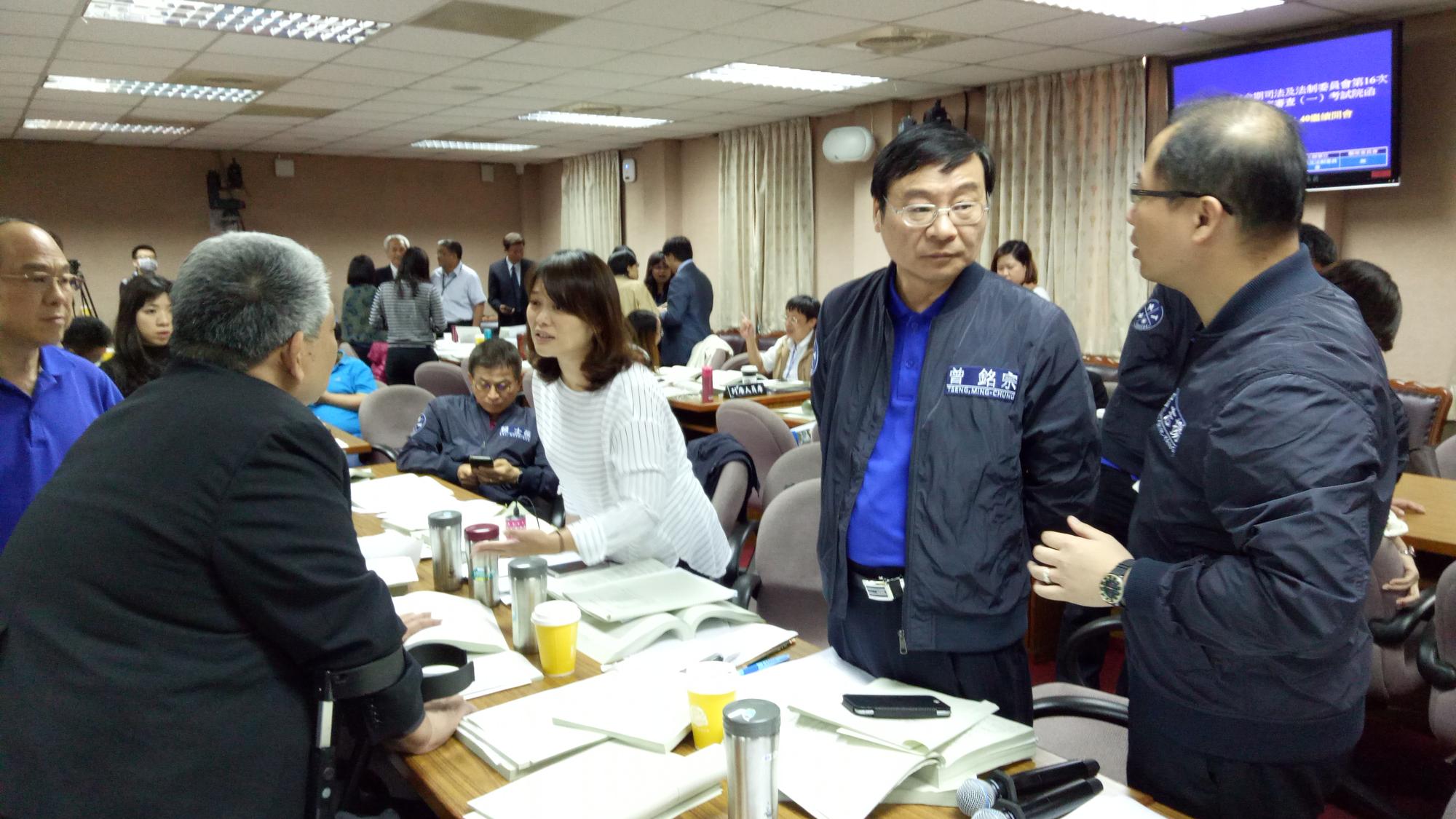 國民黨立委曾銘宗（右2）不滿民進黨籍召委段宜康逕行表決，與民進黨立委互嗆。