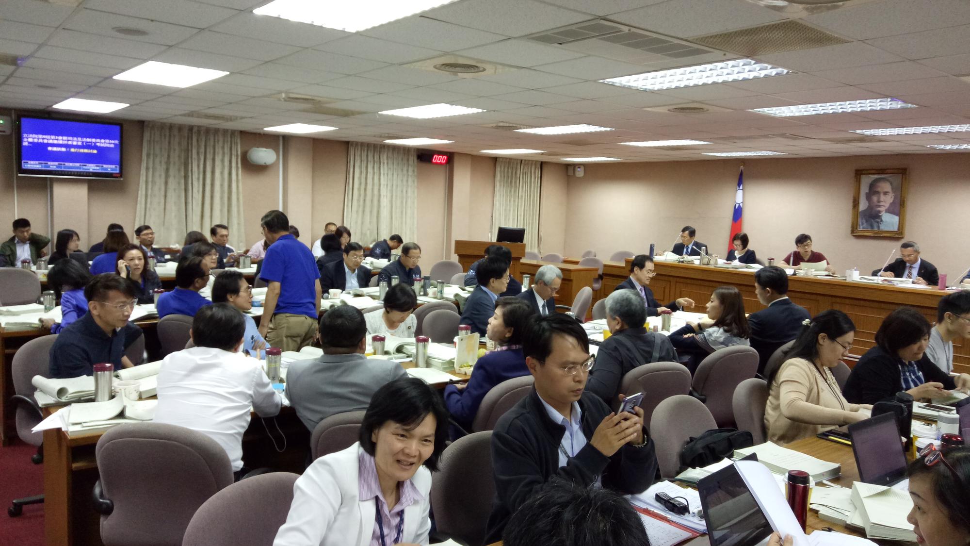 立法院司法委員會今晚挑燈夜戰續審公務人員年金改革法案,18%優惠存款、所得替代率相關條文均先保留。