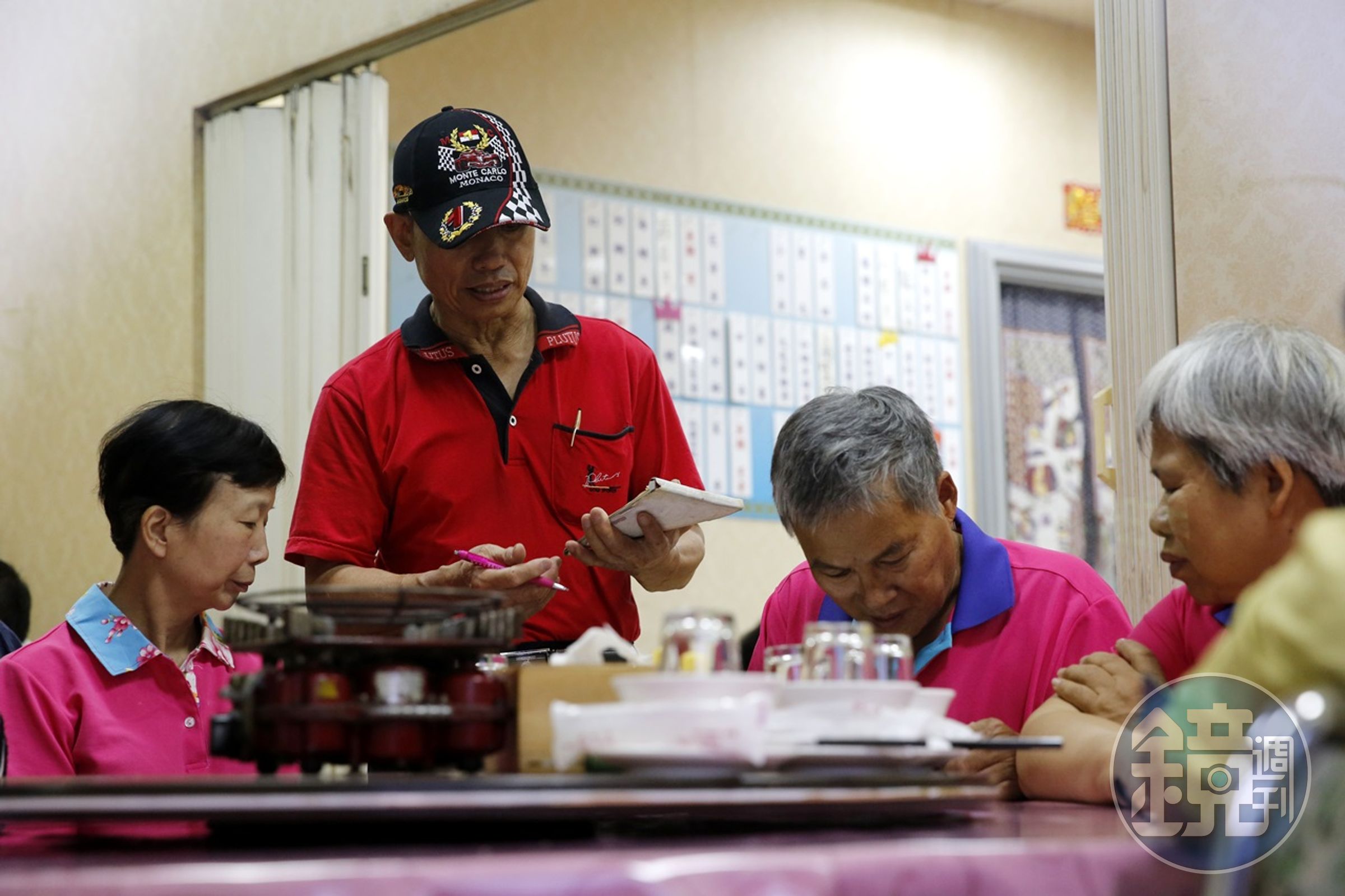 現經營餐廳的謝勇忠曾因抓蜂差點丟過命，但讓他不再逐蜂的關鍵是，同行友人墜谷身亡的意外事件。