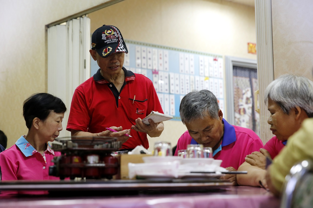 現經營餐廳的謝勇忠曾因抓蜂差點丟過命，但讓他不再逐蜂的關鍵是，同行友人墜谷身亡的意外事件。
